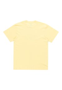 Camiseta de algodón amarilla de manga corta, con cuello redondo y sin gráficos ni patrones visibles. Textura suave, diseño simple, color sólido.