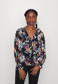 Blusa preta transparente com um vibrante padrão floral em roxo, laranja e branco. Apresenta um colarinho franzido e mangas com punhos elásticos.