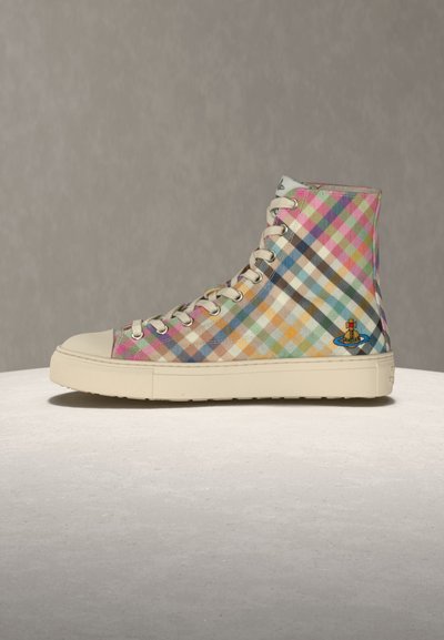 Αθλητικό παπούτσι με ψηλό πάνω μέρος και πολύχρωμο καρό μοτίβο, κρεμ σόλα από καουτσούκ, λευκά κορδόνια και μικρό κεντημένο λογότυπο κοντά στη φτέρνα.