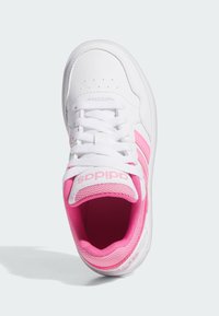 Weißer Sneaker mit rosa Akzenten, ausgestattet mit einem glatten Lederobermaterial, strukturiertem Mesh-Futter, robusten Schnürsenkeln und perforierten Details an der Zehenkappe.