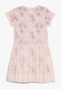 Kurzärmliges rosa Kleid mit Sternmustern in Blau und Rosa, ausgestattet mit einem Tüllrock und Paillettenakzenten, Knopfverschluss im Rücken.