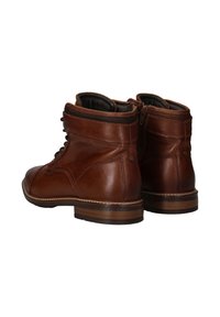 Bruine leren enkelboots met een ronde neus, vetersluiting en een zijrits. Bevat stikdetails en een houten hak.