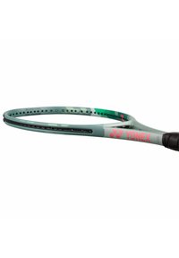 Yonex tennisracket met een mintgroen frame, zwarte snedengaten en roze branding. Voorzien van een gestructureerde zwarte grip voor een betere hanteerbaarheid.
