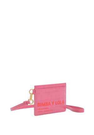 Tarjetero rosa con estampado de cocodrilo, correa de muñeca, herrajes en tono dorado y logotipo "BIMBA Y LOLA" en la parte frontal.