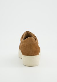 Brauner Wildleder-Sneaker mit flacher Silhouette, cremefarbener Gummisohle und glatter Textur, mit abgerundetem Zehenbereich und minimaler Nahtführung.