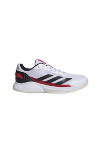 Baskets blanches avec une tige en mesh, des accents noirs et rouges, trois rayures noires, une semelle texturée et un talon rembourré pour le soutien.