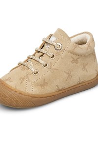 Bottine haute en suede beige avec des lacets dorés, motif décoratif embossé, semelle en caoutchouc et bout arrondi. Doublure remarquablement douce et capuchon en relief.