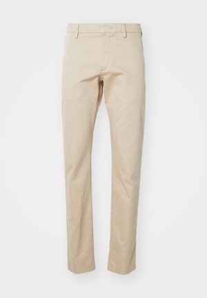 Beige bomulls chinos med rett ben-design, med flat front og belteholdere. Jevn tekstur og minimal detaljering.