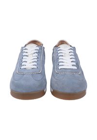 Para niebieskich zamszowych trampek z białymi sznurówkami z sznurka i gumowymi podeszwami w kolorze gumy, przedstawiona z przodu na białym tle.