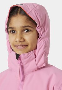R ůžová izolační bunda s vysokým límcem a kapucí, se zapínáním vpředu na zip a kontrastním vnitřním lemováním. Hladký povrch a přiléhavý střih.