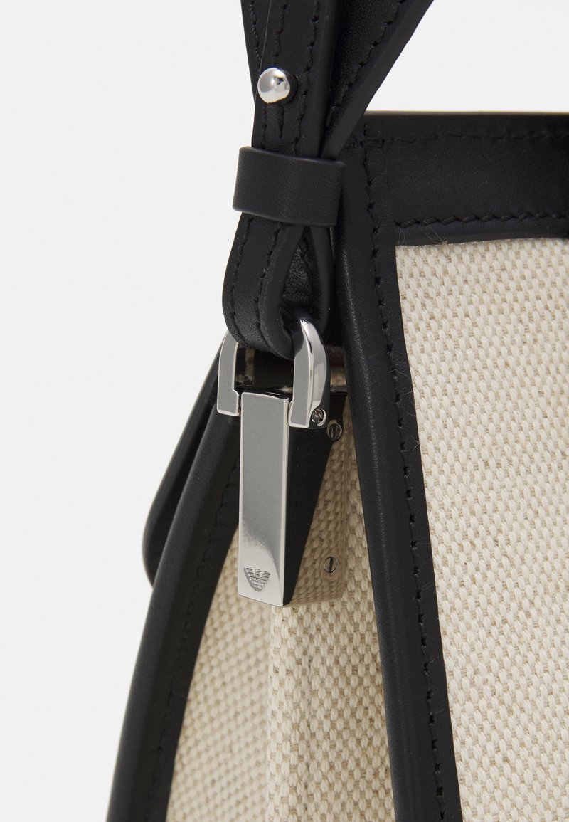 Damen Handtaschen | Emporio Armani CAREN TOP HANDLE M Handtasche black/white/schwarz - JV85909 Damen Handtaschen | Emporio Armani CAREN TOP HANDLE M Handtasche black/white/schwarz - JV85909