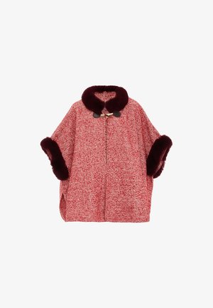 Poncho de patrón espiga rojo con cuello y puños de piel sintética, que presenta un cierre dorado en el cuello. Textura suave y diseño oversized.