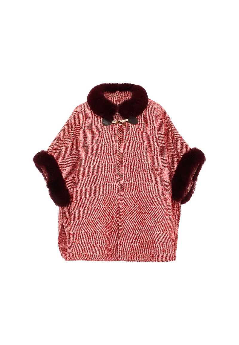 Röd herringbone-mönstrad poncho med faux fur-krage och manschetter, med ett guldspänne vid halsen. Mjuk textur och överdimensionerad design.