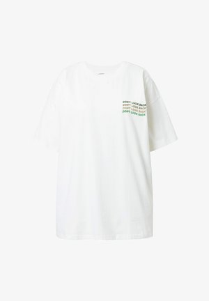 Biała bawełniana koszulka z krótkim rękawem, luźny krój oraz zielony napis "NIE PATRZ ZA SIEBIE" na lewej piersi.