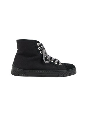 Baskets montantes en toile noire avec des lacets blancs et noirs à motif et une semelle en caoutchouc noire texturée, vues de côté.