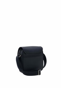 Borsa a tracolla nera realizzata in materiale testurizzato, con chiusura a patta, tracolla regolabile e linee accentuate orizzontali sulla parte frontale.