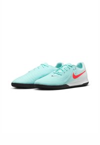 Heledad sinised sportlikud jalanõud tekstuuriga pealmise osaga, musta kummist põhjaga ja punase Nike logo siledaga. Omab lamedaid paelu ja voolujoonelist disaini.