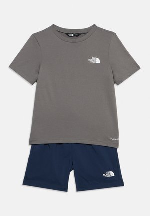Set format din tricou gri cu mâneci scurte și pantaloni scurți bleumarin, ambele având logo-ul The North Face, așezate pe o suprafață albă.