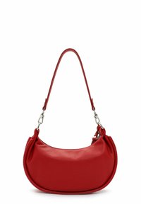 Rode leren handtas met een gebogen vorm, textuur oppervlak en een enkele schouderband. Voorzien van zilveren hardware accenten.