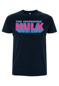 Černé bavlněné tričko s odvážným, 3D stylem textu "NEUVĚŘITELNÝ HULK" v růžové a modré barvě. Krátké rukávy a design s kulatým výstřihem.