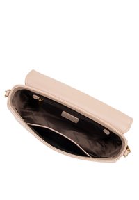 Borsa a mano in pelle beige con una texture liscia e un interno con cerniera. Presenta una fodera in tessuto con una stampa logata discreta. Include una tracolla rimovibile.
