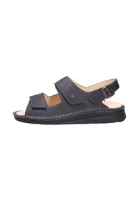 Dunkelblaue Leder-Sandalette mit zwei verstellbaren Klettverschlüssen, offenem Zehenbereich und gepolstertem Fußbett auf einer flexiblen schwarzen Außensohle.