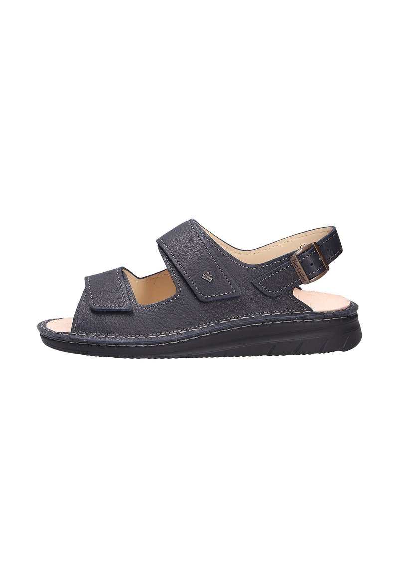 Dunkelblaue Leder-Sandalette mit zwei verstellbaren Klettverschlüssen, offenem Zehenbereich und gepolstertem Fußbett auf einer flexiblen schwarzen Außensohle.