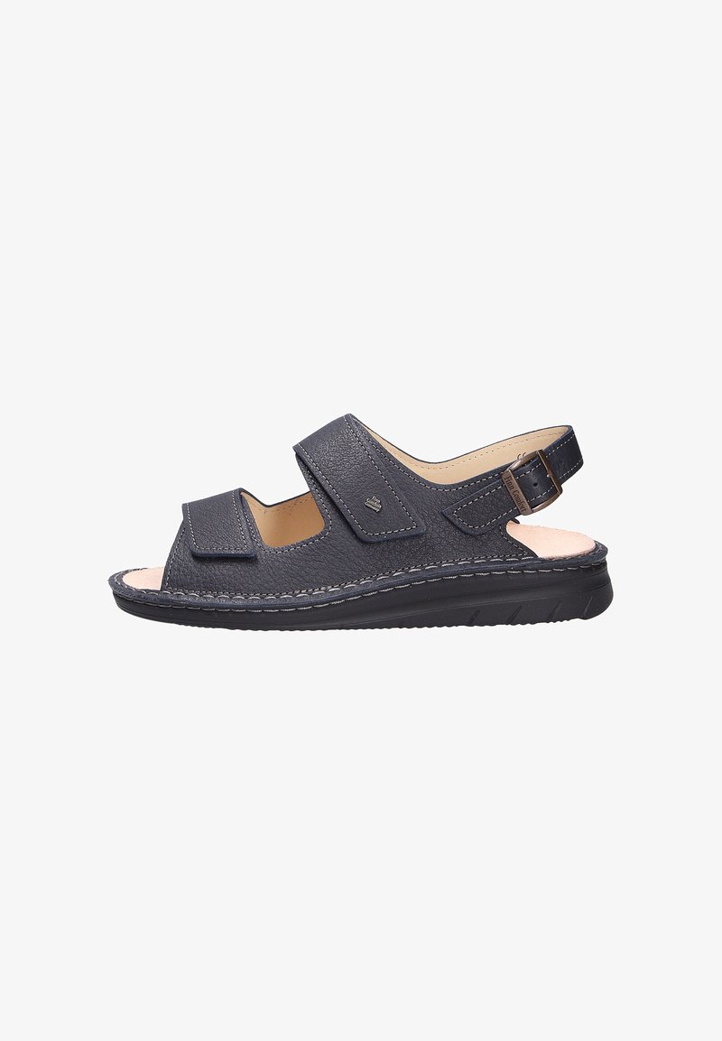 Dunkelblaue Leder-Sandalette mit zwei verstellbaren Klettverschlüssen, offenem Zehenbereich und gepolstertem Fußbett auf einer flexiblen schwarzen Außensohle.