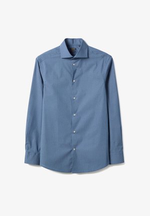 Chemise pour homme à manches longues avec boutons, de couleur bleu clair avec un motif texturé subtil et col à pointes étalées, posée à plat sur fond blanc.