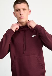 Nike Sportswear SPORTSWEAR CLUB FLEECE - Sweatshirt - burgundy crush/white