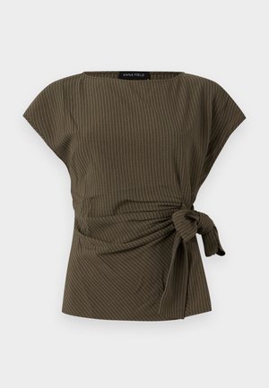 Πράσινο ελαιί με ρίγες μπλούζα με κοντά μανίκια, λαιμόκοψη τύπου βάρκα, λεπτομέρεια κόμπου στο πλάι και ελαφρώς σούρα στη μέση.