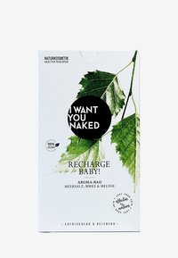 Witte verpakking met groene bladillustraties, zwart rond logo en vetgedrukte tekst. Product met de titel "Recharge Baby!" met veganistisch certificaat.