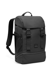 Černý batoh z odolné látky s měkkým povrchem, vybavený nastavitenými popruhy, přihrádkou na zip a bočními kapsami.