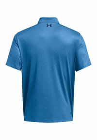 Modrá polokošile s krátkým rukávem, která má texturovaný vzor a límec. Logo Under Armour je umístěno vzadu, blízko krku.