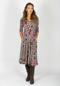 Mönstrad klänning med trekvartslånga ärmar, som har en blandning av diamantsformer i brunt, rosa, teal och vitt; sidofickor; knälängd.