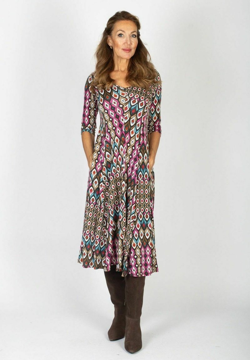 Mönstrad klänning med trekvartslånga ärmar, som har en blandning av diamantsformer i brunt, rosa, teal och vitt; sidofickor; knälängd.