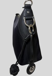 Borsa nera realizzata in tessuto e pelle, presenta un corpo testurizzato, hardware in argento, un dettaglio decorativo a nodo e un'etichetta circolare con logo.