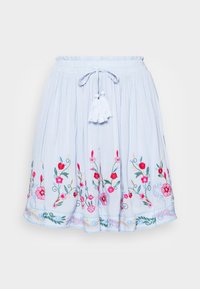 Jasnoniebieska bawełniana spódnica z falbaną, haftowane kwiatowe wzory w czerwonym i różowym kolorze oraz sznurek z frędzlami w talii.