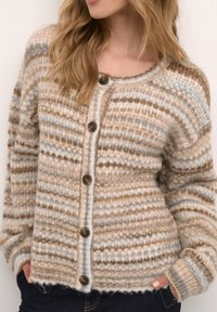 Cardigan a righe in beige, marrone e azzurro chiaro. Realizzato in morbido filato testurizzato con scollatura rotonda e chiusura con bottoni. Maniche lunghe, polsini a costine.
