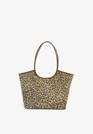 Tas met luipaardprint, voorzien van twee lange hengsels en een gladde, beige stoffen textuur. Randen afgewerkt met een bruine afwerking. Ruimtelijk ontwerp.