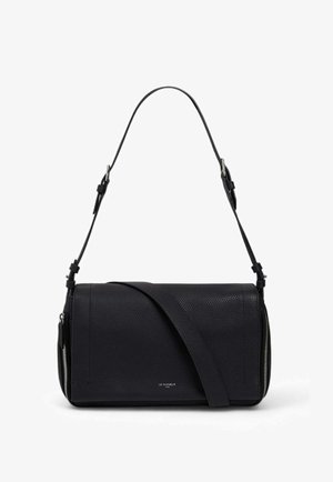 Schwarze Leder-Umhängetasche mit genarbter Textur, seitlichem Reißverschluss und verstellbarem Riemen. Einfaches Design mit einem Verschluss und dezenter Markenkennzeichnung.