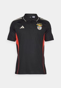 Czarna koszulka polo z czerwonymi panelami bocznymi, logo Adidas oraz emblematem klubu z złotymi gwiazdami. Wykonana z oddychającego, strukturalnego materiału.