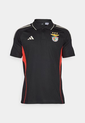 Polo negru cu panouri laterale roșii, logo Adidas și emblema clubului cu stele aurii. Fabricat dintr-un material respirabil și texturat.