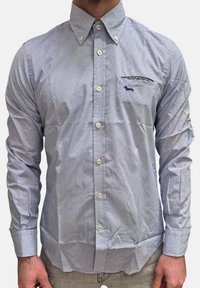 Camicia a maniche lunghe blu e bianca a quadri con colletto button-down, dotata di una piccola tasca e un logo ricamato sul petto.