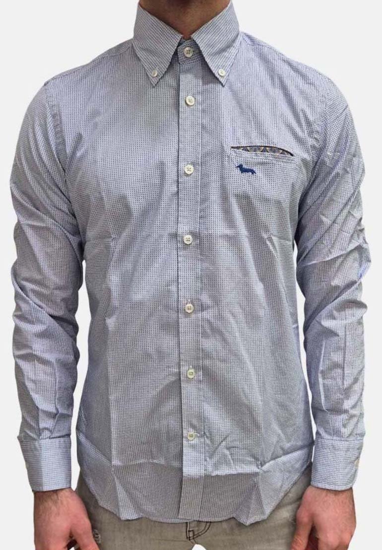 Camicia a maniche lunghe blu e bianca a quadri con colletto button-down, dotata di una piccola tasca e un logo ricamato sul petto.