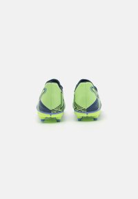 Scarpe da calcio con una parte superiore di un verde vivace e accenti blu, caratterizzate da un design testurizzato e tacchetti stampati per la trazione sul campo.
