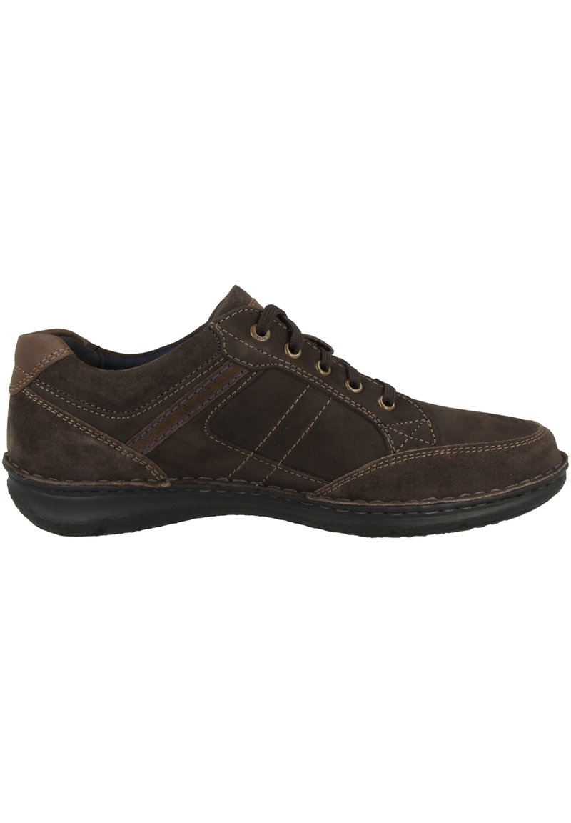 Scarpa atletica in suede marrone con occhielli dorati, cuciture a contrasto e suola nera a profilo basso. Presenta una tomaia liscia e un design strutturato.