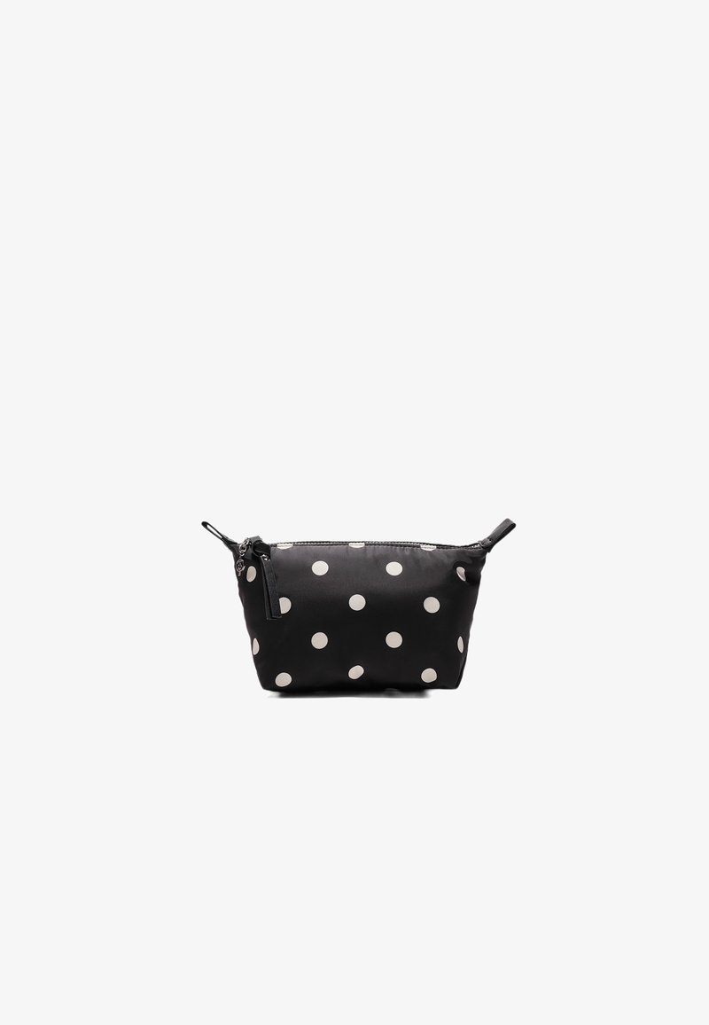 Pochette noire zippée avec des pois blancs, forme rectangulaire, petite anse en boucle sur un côté, fermeture éclair frontale avec un tirette en cuir.