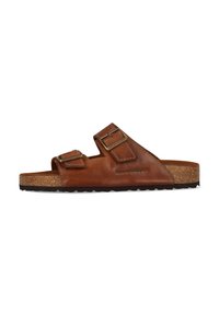 Braune Leder-Sandalen mit zwei verstellbaren Riemen, Korkfußbett und texturiertem Gummiprofil. Markenname auf der Seite eingeprägt.