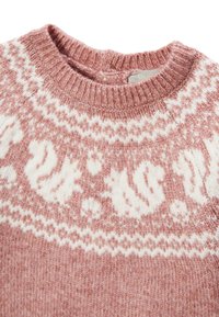 Pull en maille doux rose avec un motif Fair Isle blanc. Il présente un col rond côtelé et un tissu texturé.